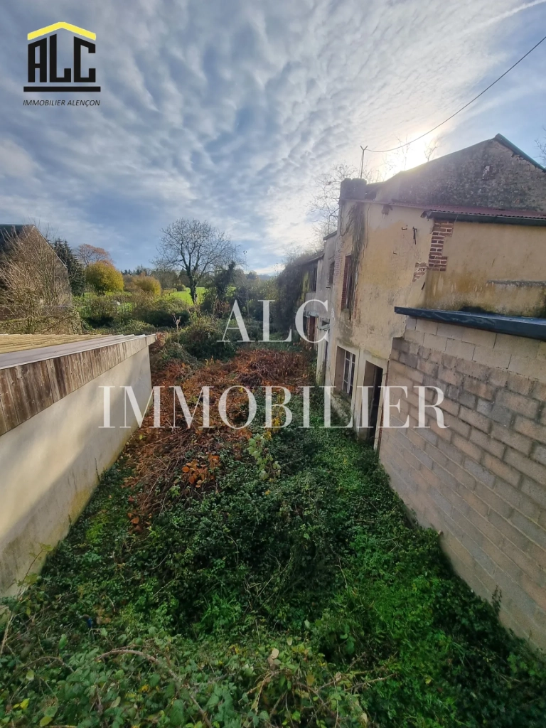 Immeuble à vendre à Courtomer - Maison de village avec terrain et dépendance