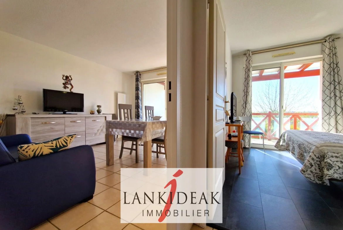 Appartement T2 bis de 48 m² avec terrasse et piscine à Bassussarry 