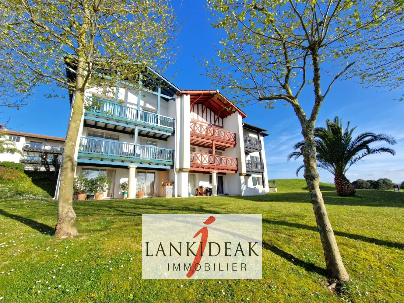 Appartement T2 bis de 48 m² avec terrasse et piscine à Bassussarry 