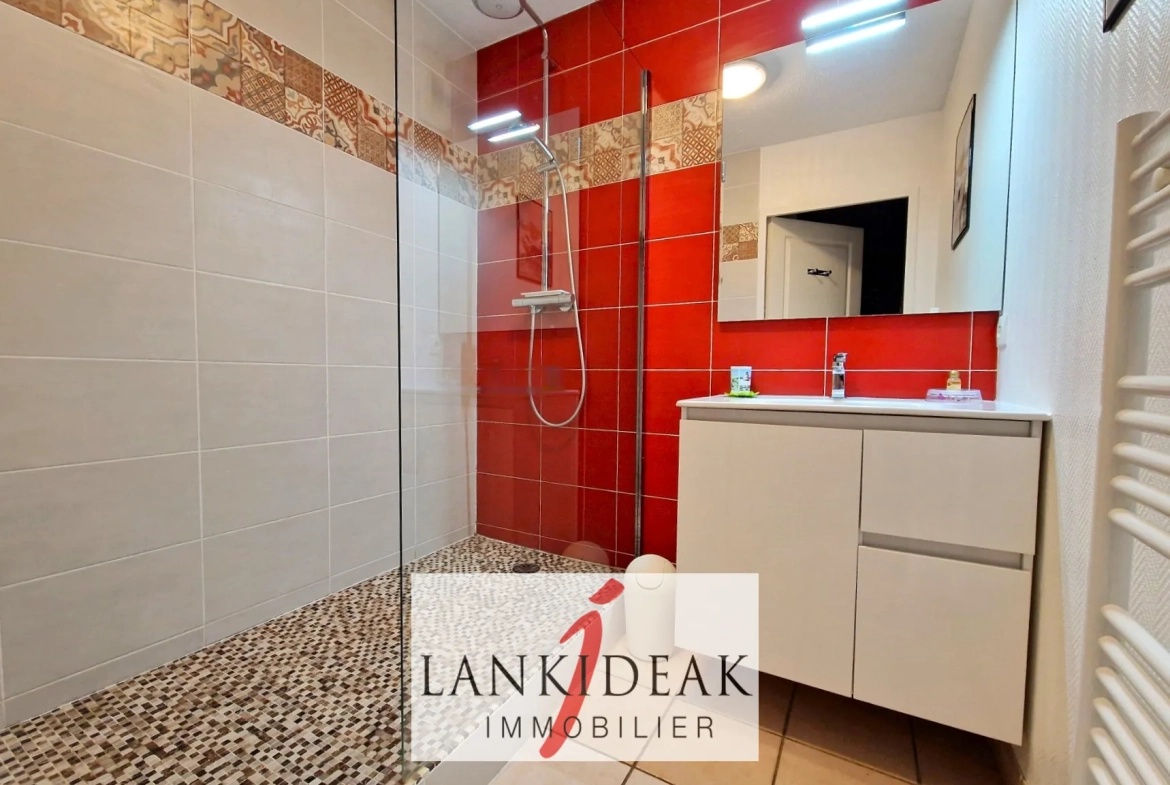 Appartement T2 bis de 48 m² avec terrasse et piscine à Bassussarry 