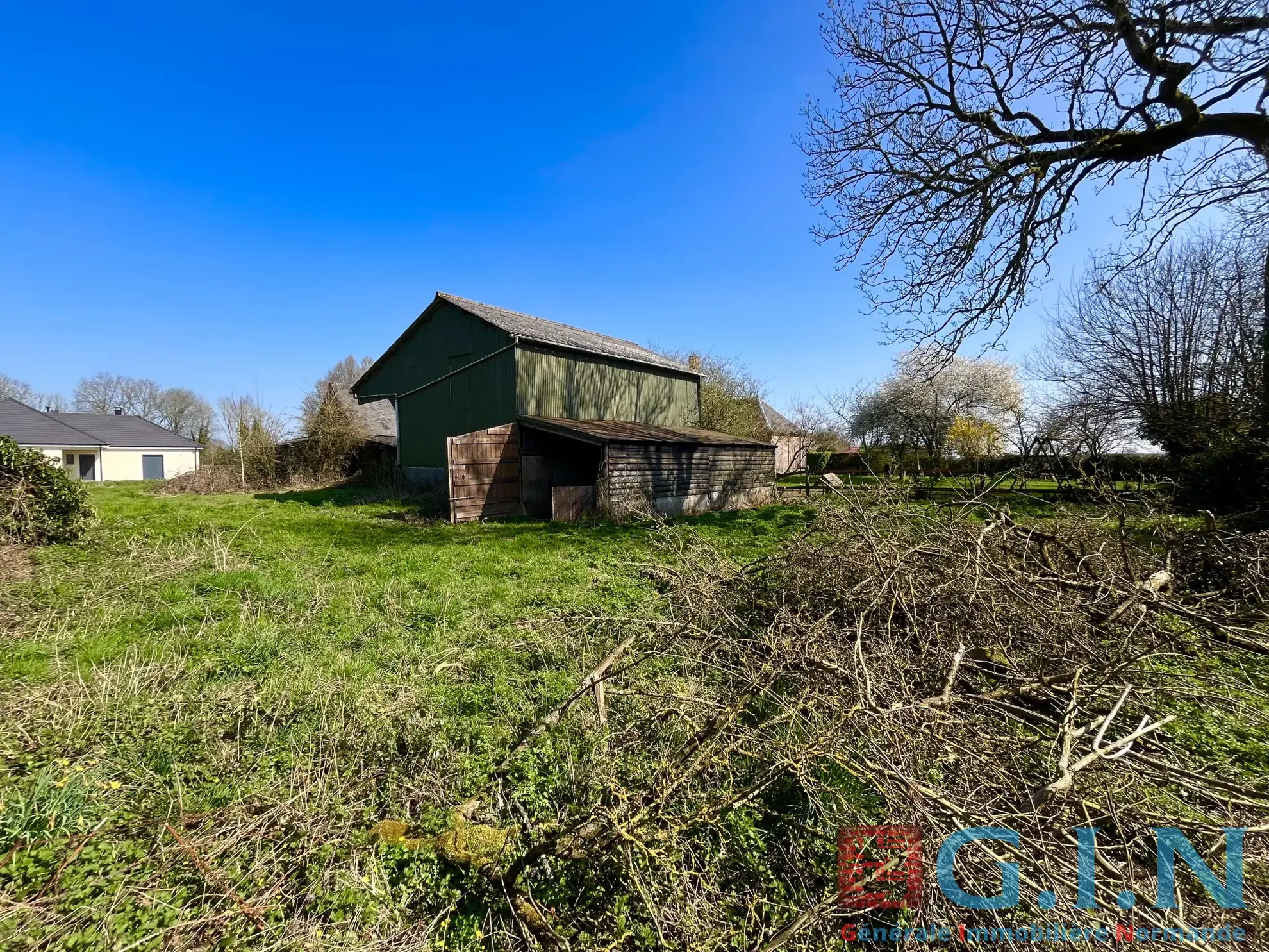Terrain constructible de 1283 m² à Buchy avec grange et tout raccordement 