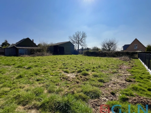 Terrain constructible de 1283 m² à Buchy avec grange et tout raccordement