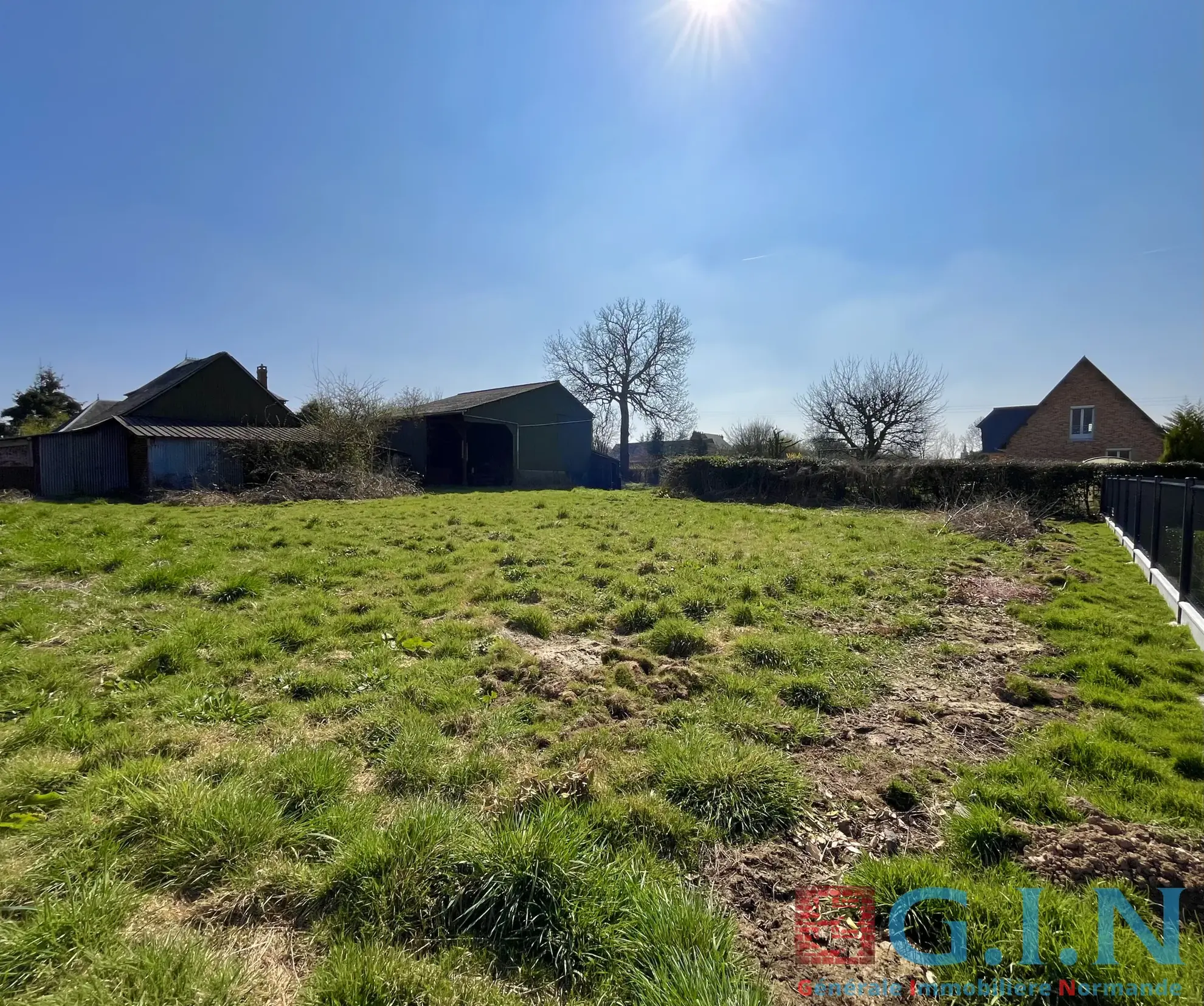 Terrain constructible de 1283 m² à Buchy avec grange et tout raccordement 