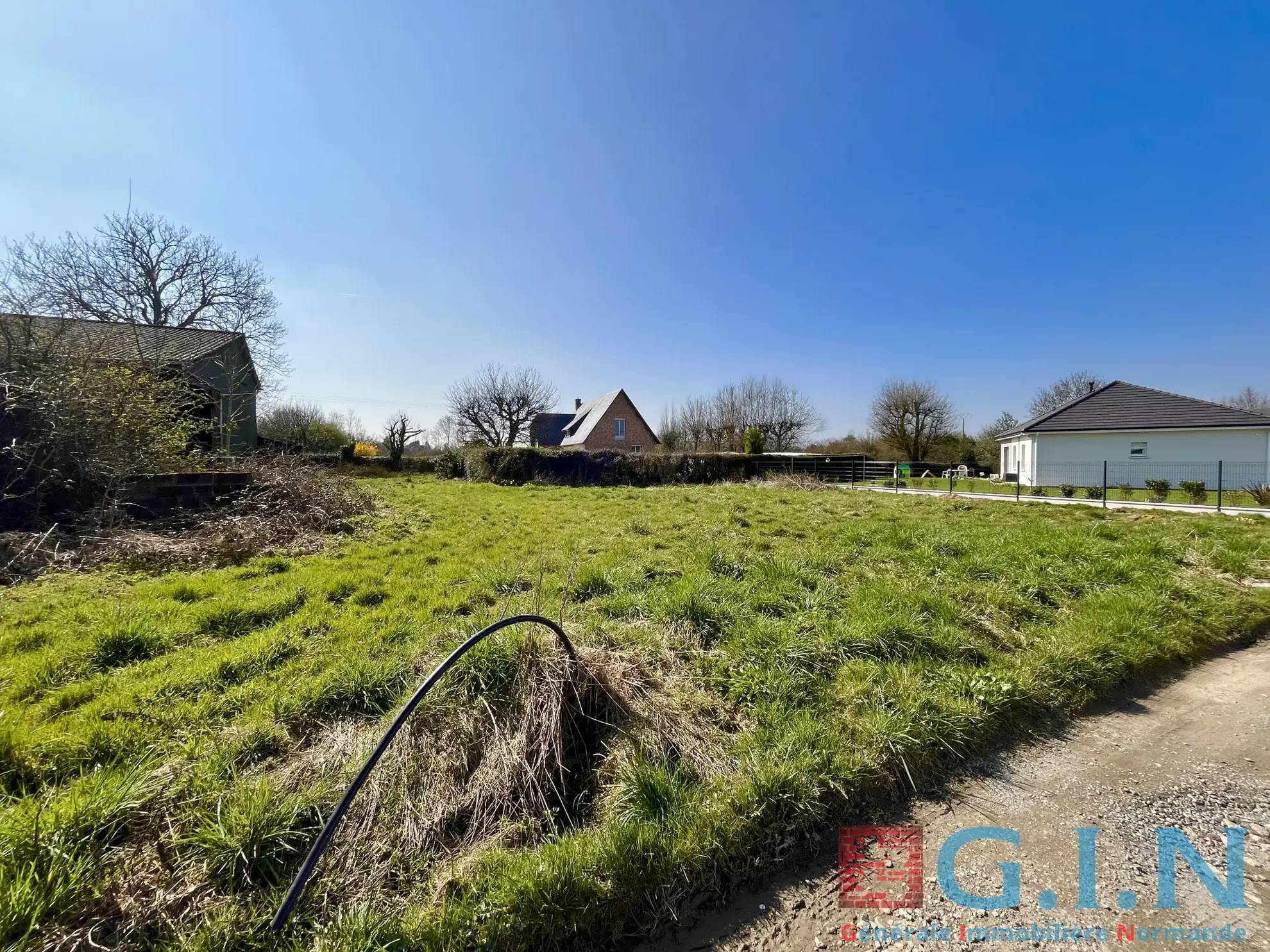 Terrain constructible de 1283 m² à Buchy avec grange et tout raccordement 