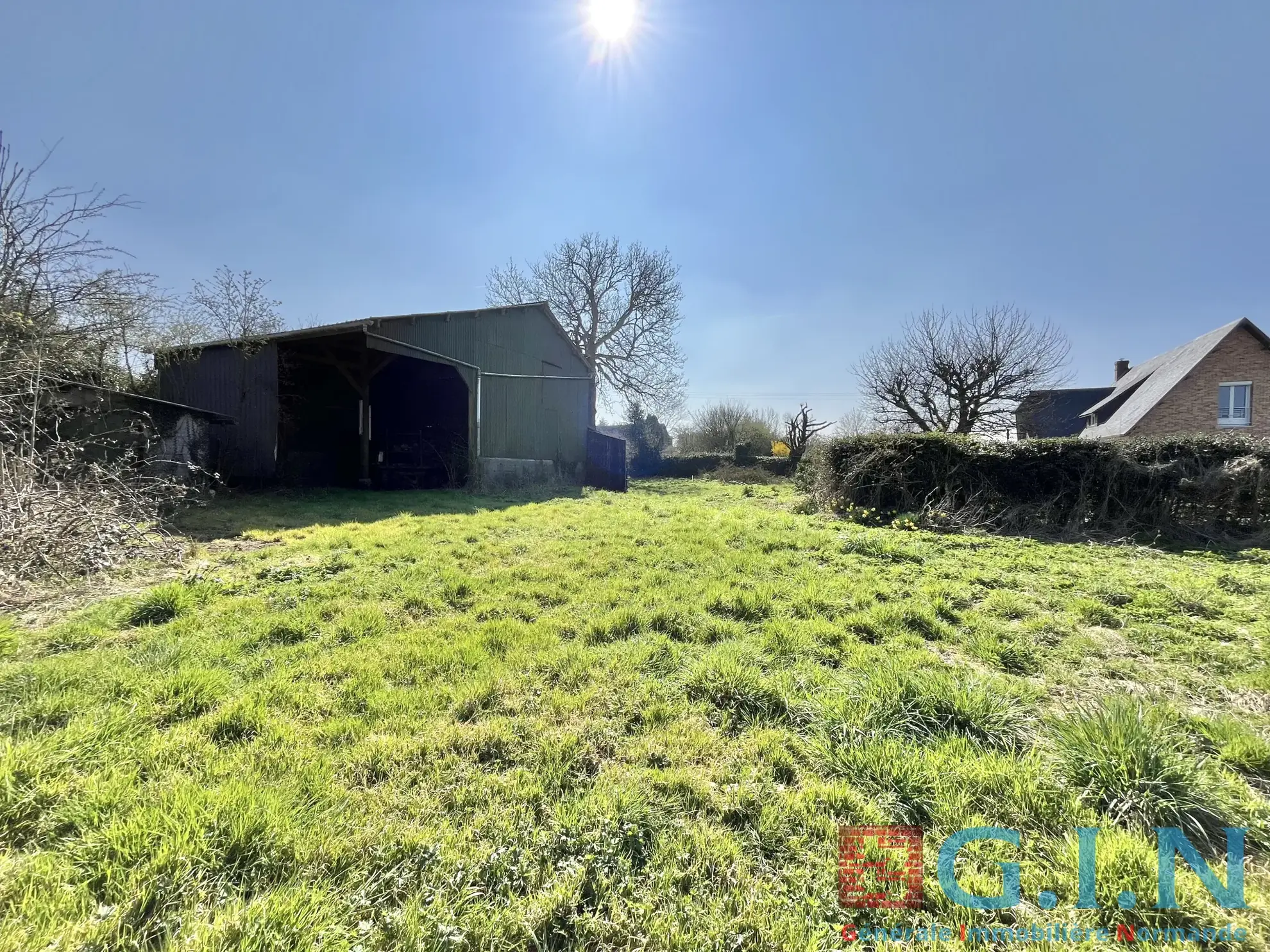 Terrain constructible de 1283 m² à Buchy avec grange et tout raccordement 