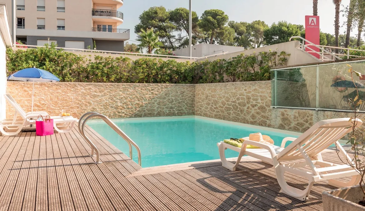Studio en bail commercial avec balcon à Antibes - Investissement locatif 