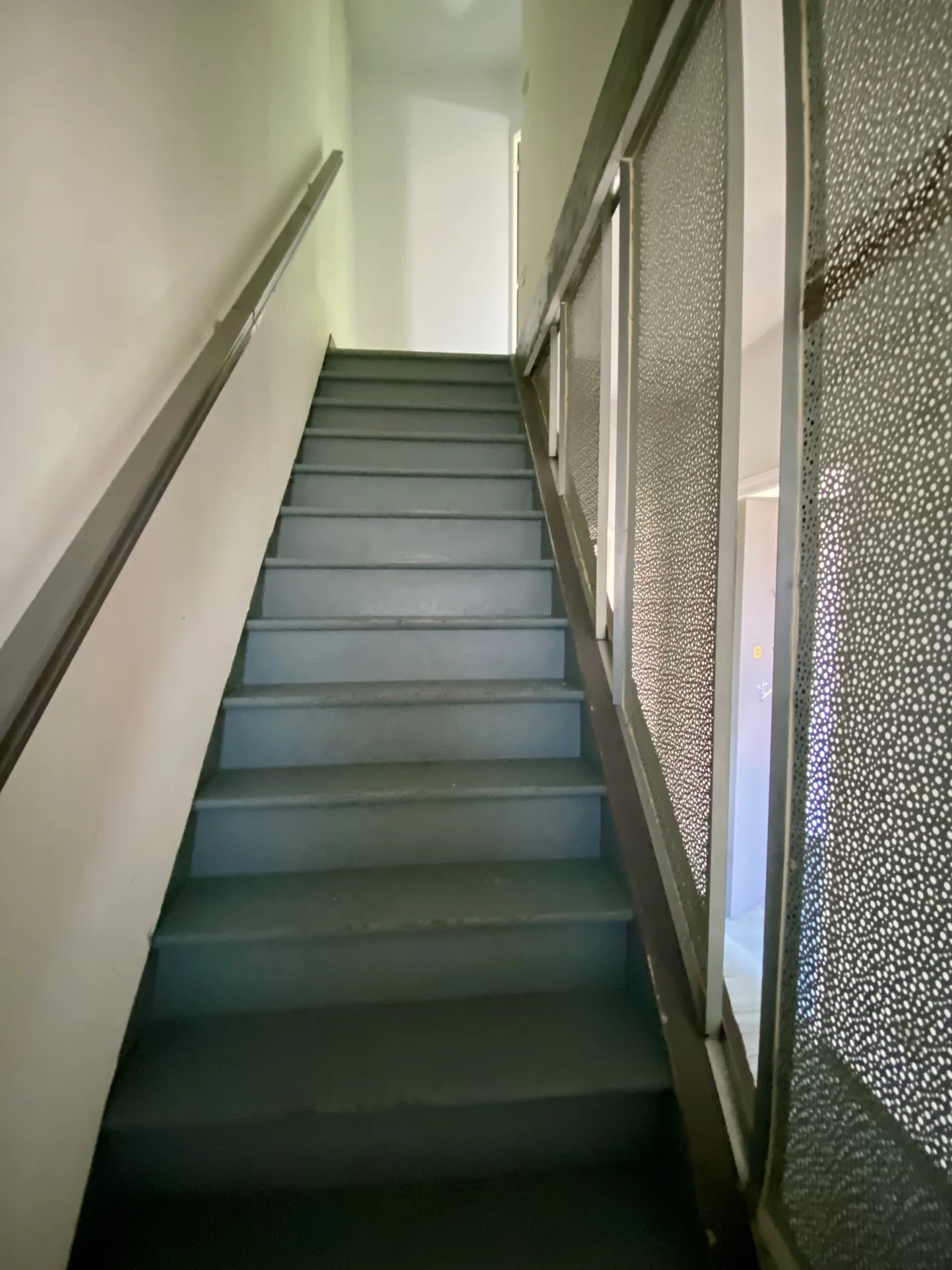 Maison semi-individuelle à Maubeuge avec garage et terrain à rénover 