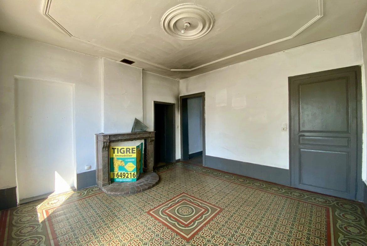 Maison semi-individuelle à Maubeuge avec garage et terrain à rénover 