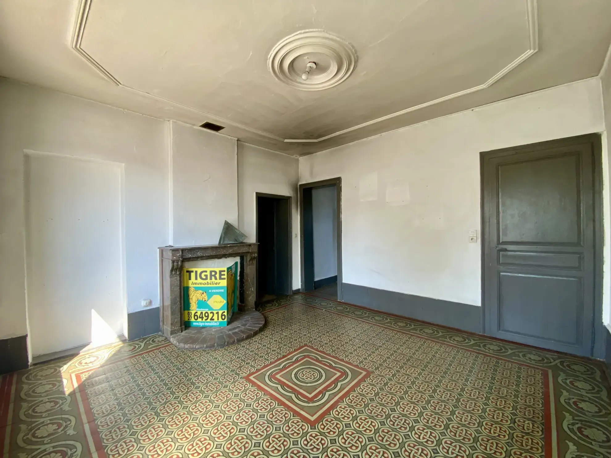 Maison semi-individuelle à Maubeuge avec garage et terrain à rénover 