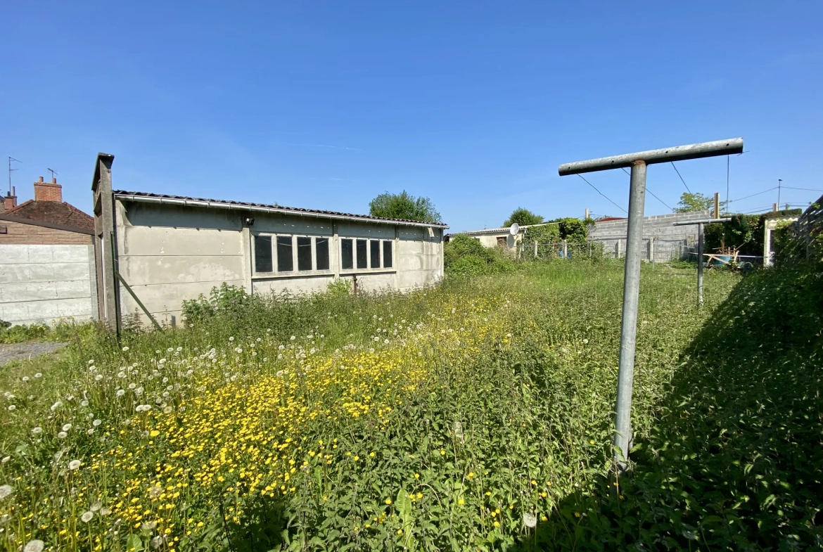 Maison semi-individuelle à Maubeuge avec garage et terrain à rénover 