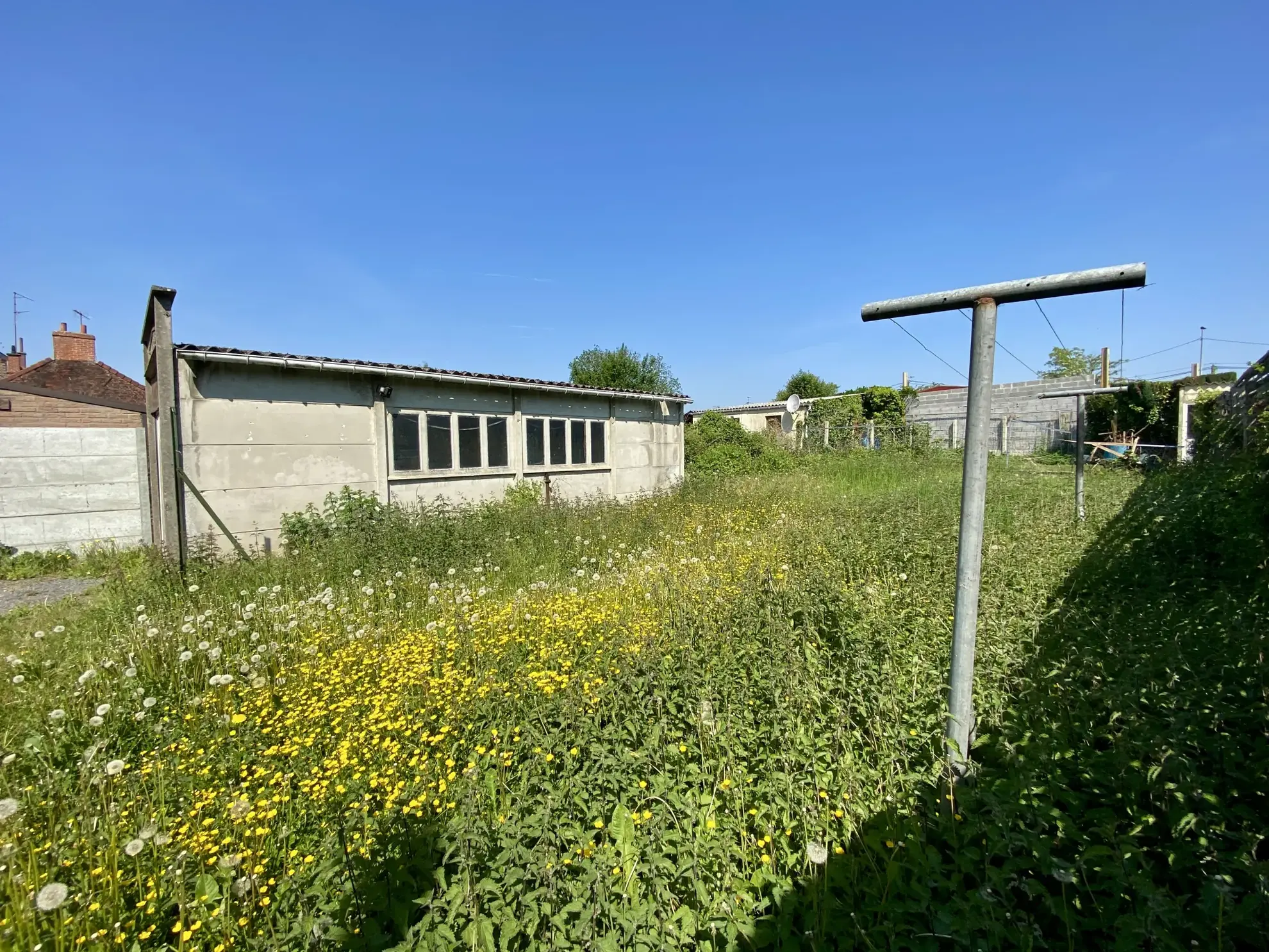 Maison semi-individuelle à Maubeuge avec garage et terrain à rénover 