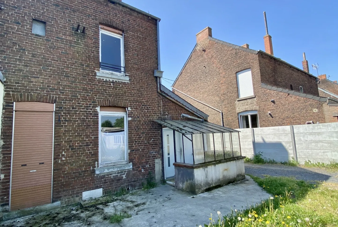Maison semi-individuelle à Maubeuge avec garage et terrain à rénover 