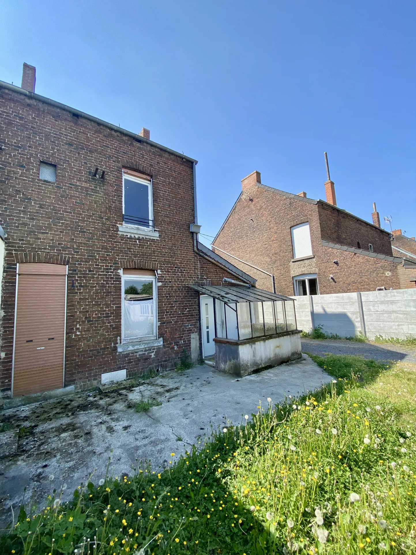 Maison semi-individuelle à Maubeuge avec garage et terrain à rénover 