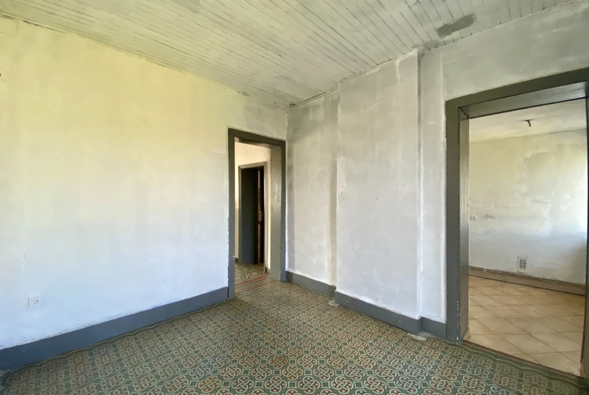Maison semi-individuelle à Maubeuge avec garage et terrain à rénover 