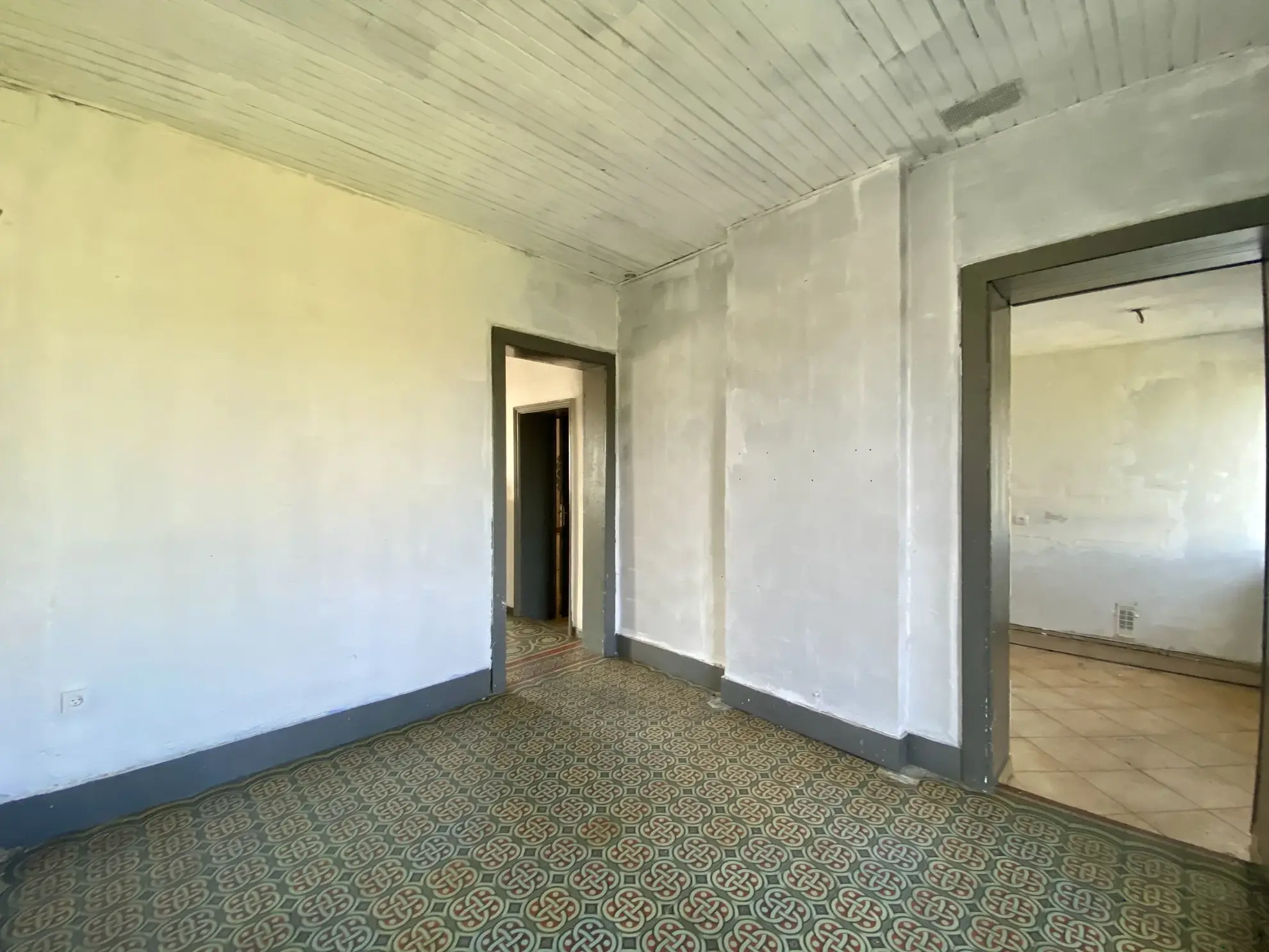 Maison semi-individuelle à Maubeuge avec garage et terrain à rénover 