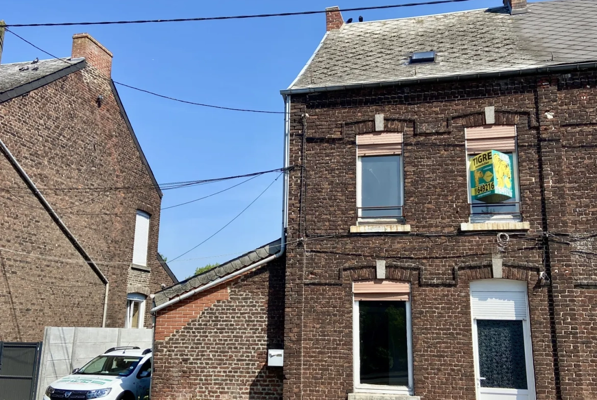 Maison semi-individuelle à Maubeuge avec garage et terrain à rénover 