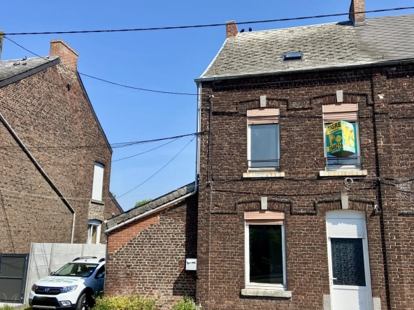 Maison semi-individuelle à Maubeuge avec garage et terrain à rénover