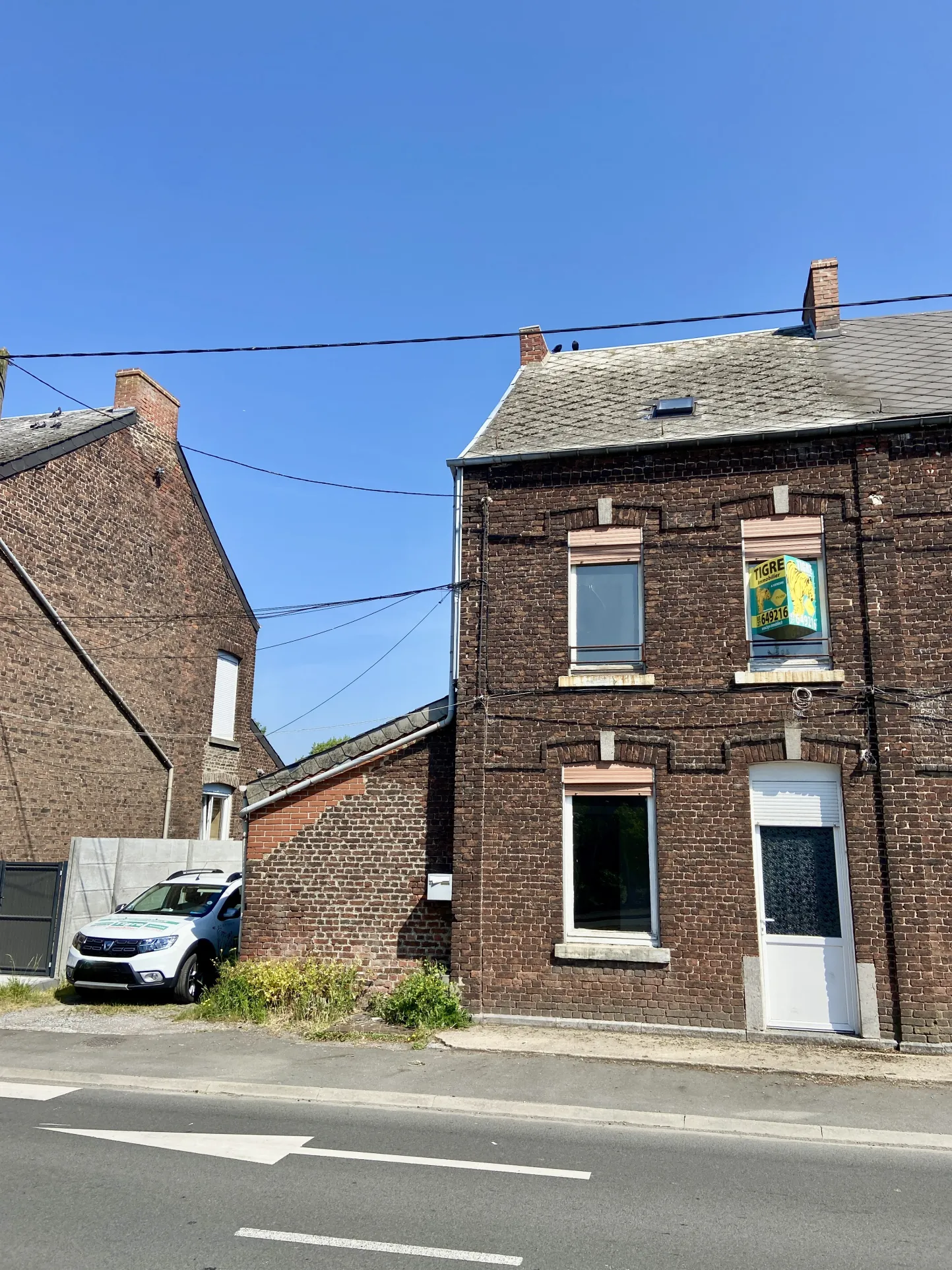 Maison semi-individuelle à Maubeuge avec garage et terrain à rénover 