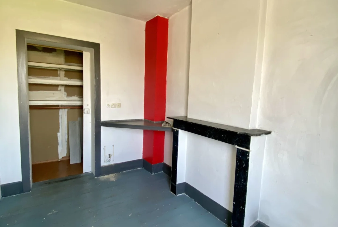 Maison semi-individuelle à Maubeuge avec garage et terrain à rénover 