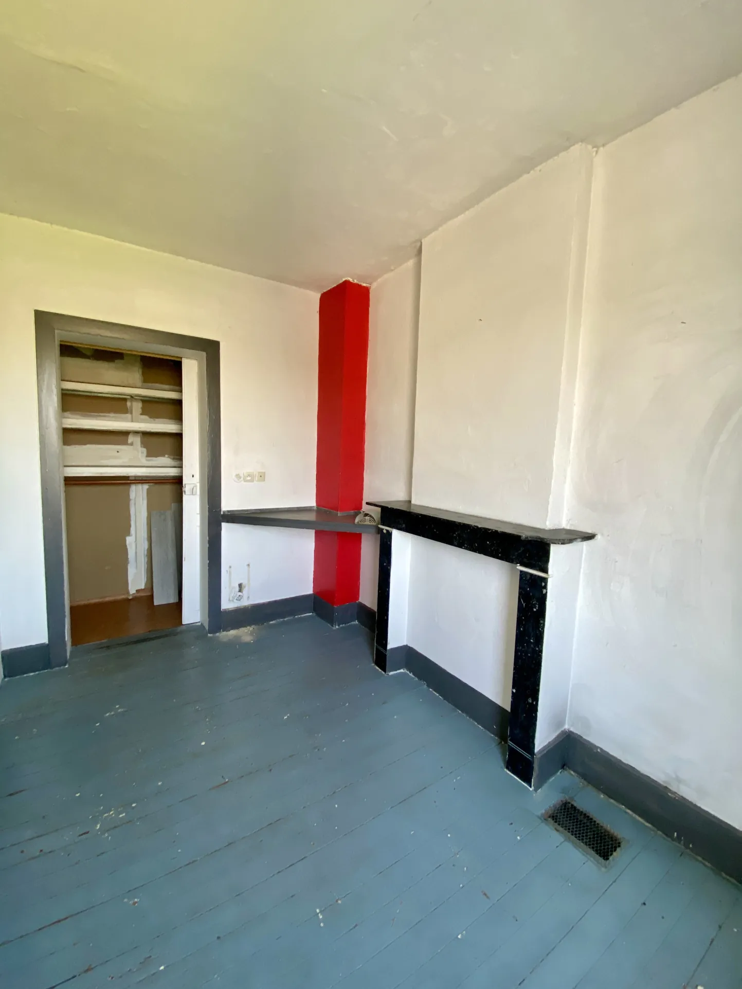 Maison semi-individuelle à Maubeuge avec garage et terrain à rénover 