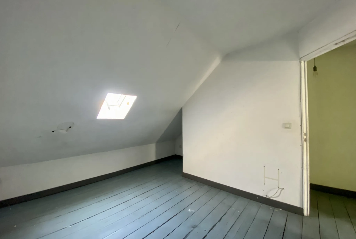 Maison semi-individuelle à Maubeuge avec garage et terrain à rénover 