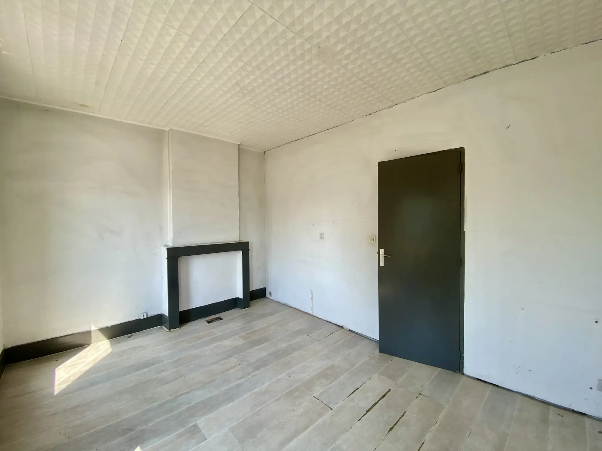 Maison semi-individuelle à Maubeuge avec garage et terrain à rénover 