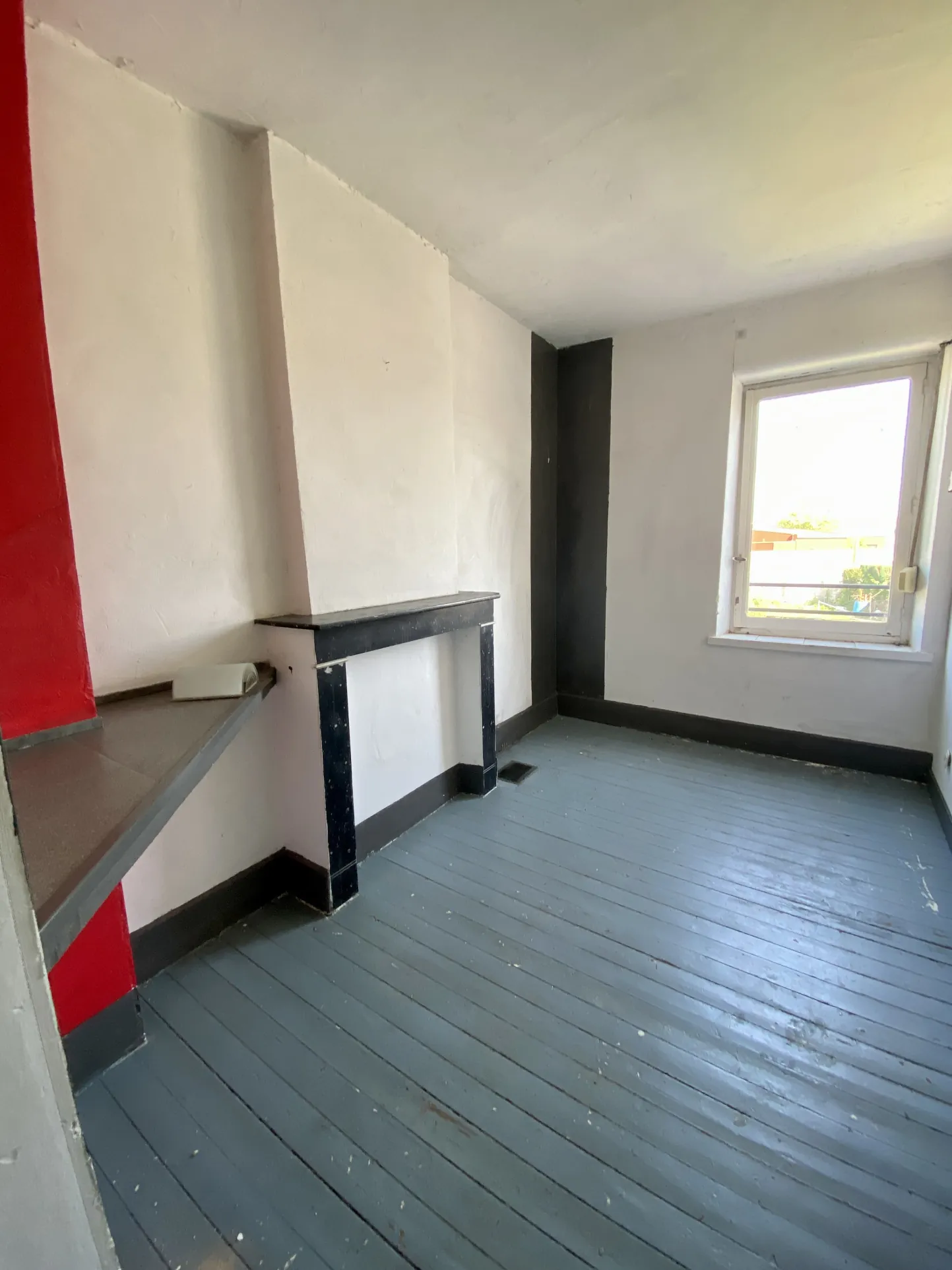 Maison semi-individuelle à Maubeuge avec garage et terrain à rénover 