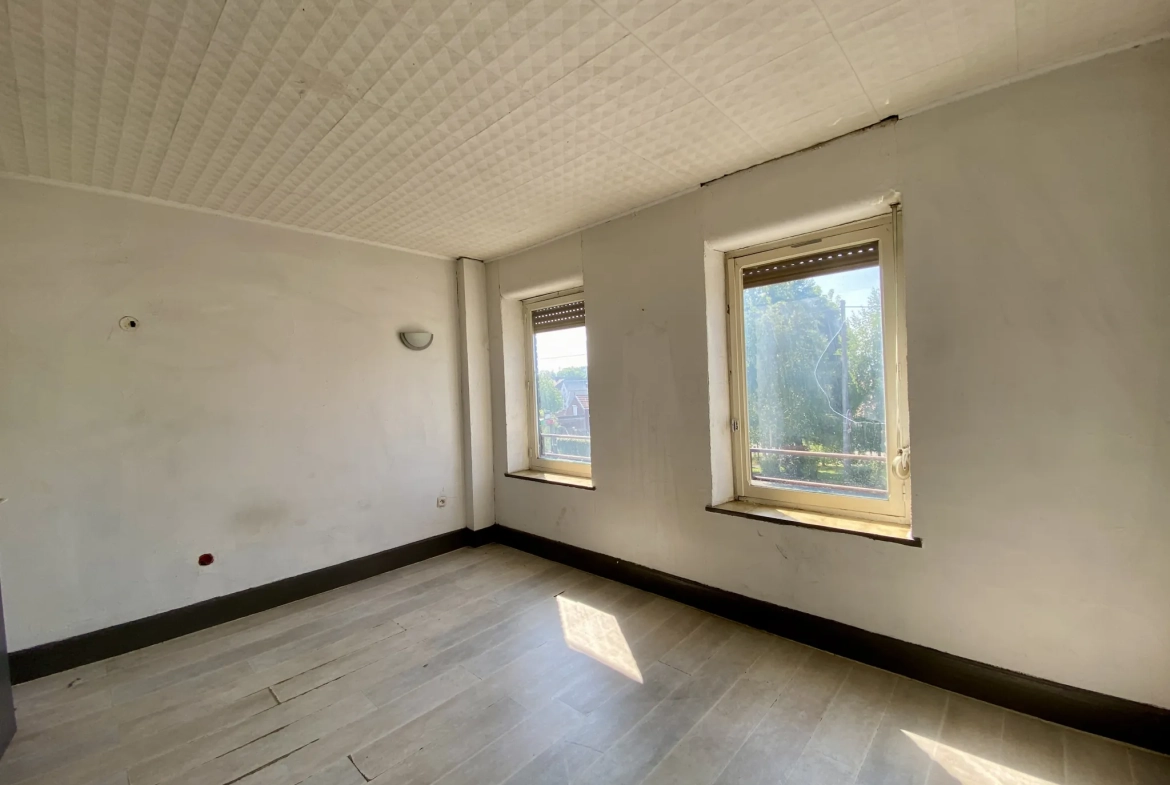 Maison semi-individuelle à Maubeuge avec garage et terrain à rénover 