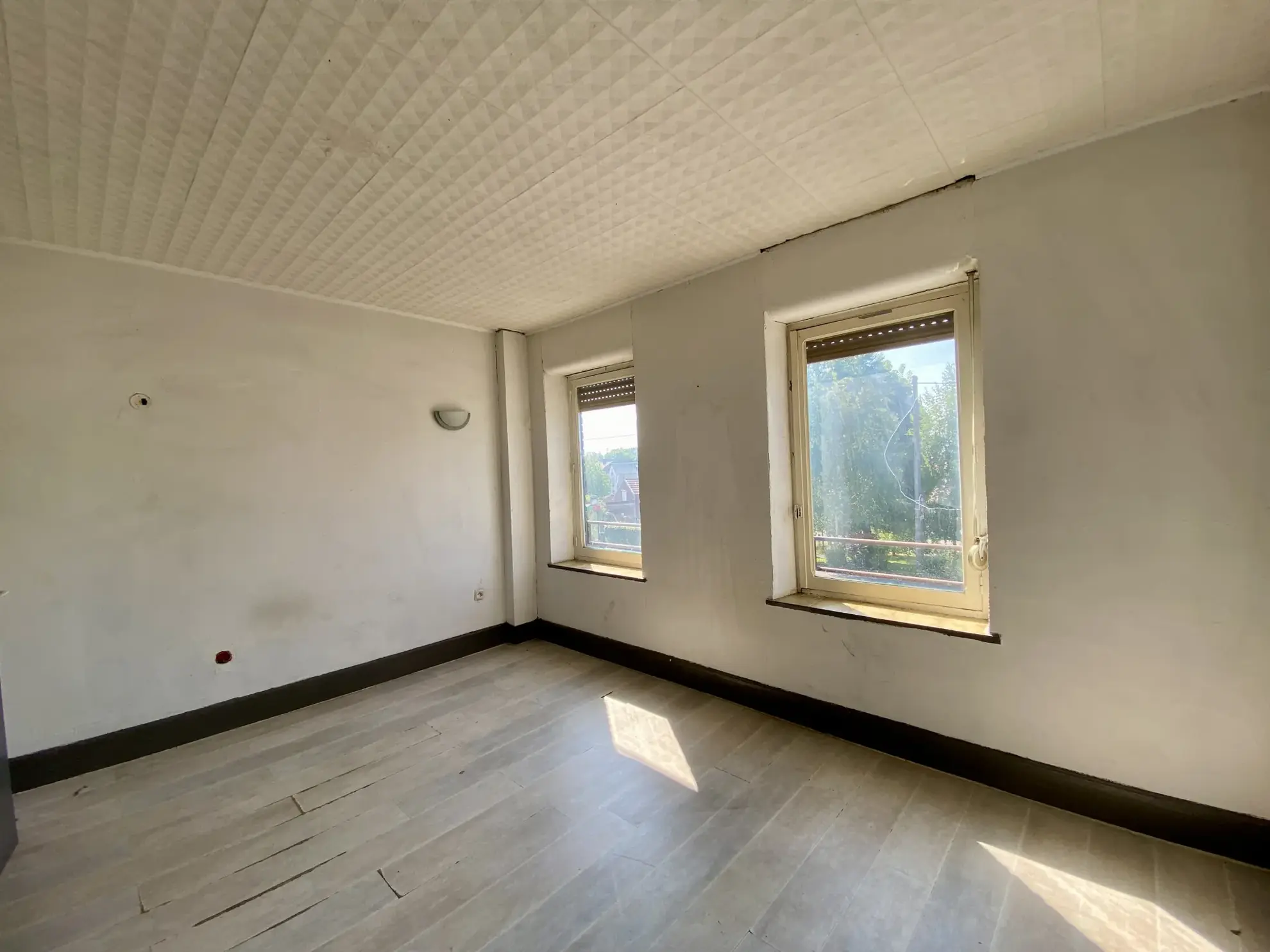 Maison semi-individuelle à Maubeuge avec garage et terrain à rénover 