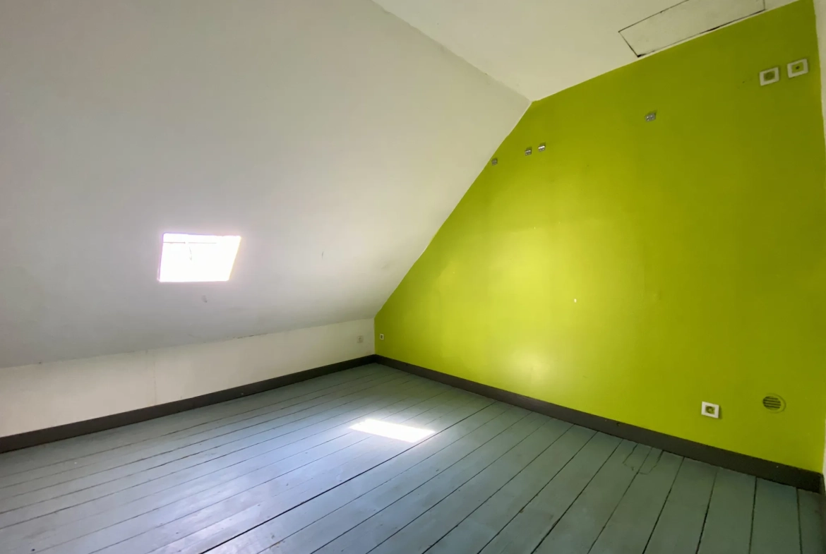Maison semi-individuelle à Maubeuge avec garage et terrain à rénover 