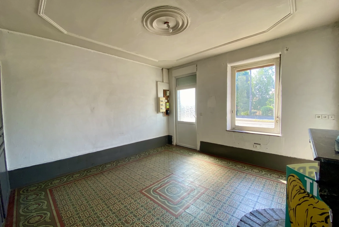 Maison semi-individuelle à Maubeuge avec garage et terrain à rénover 
