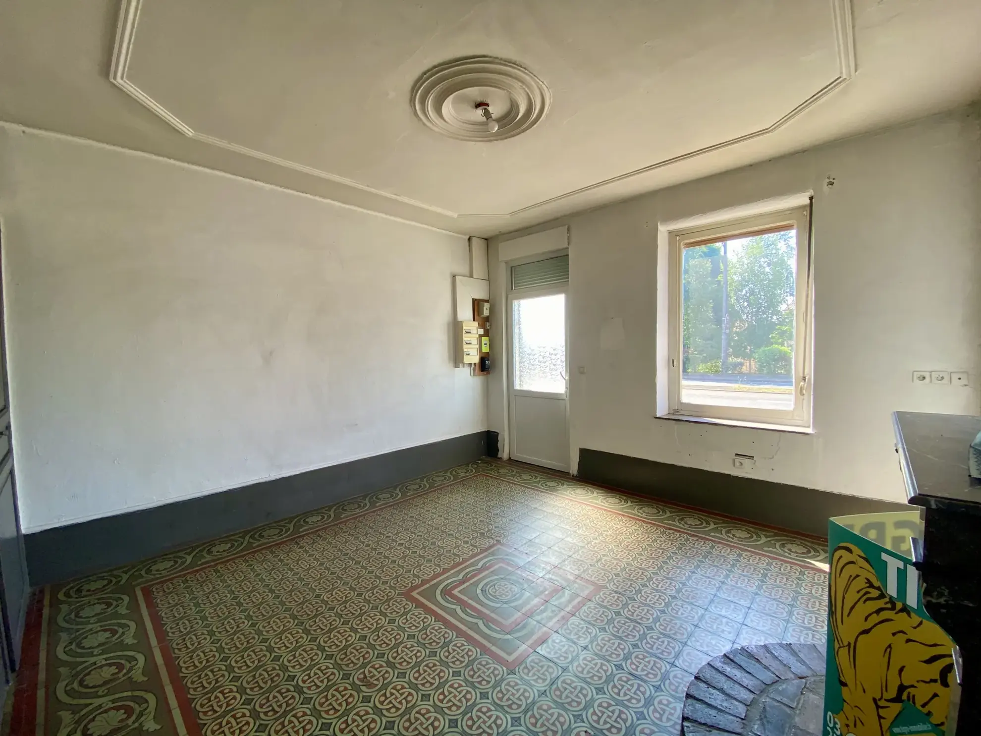 Maison semi-individuelle à Maubeuge avec garage et terrain à rénover 