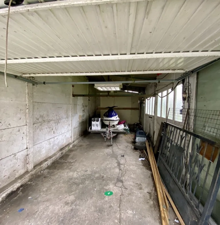 Maison semi-individuelle à Maubeuge avec garage et terrain à rénover 