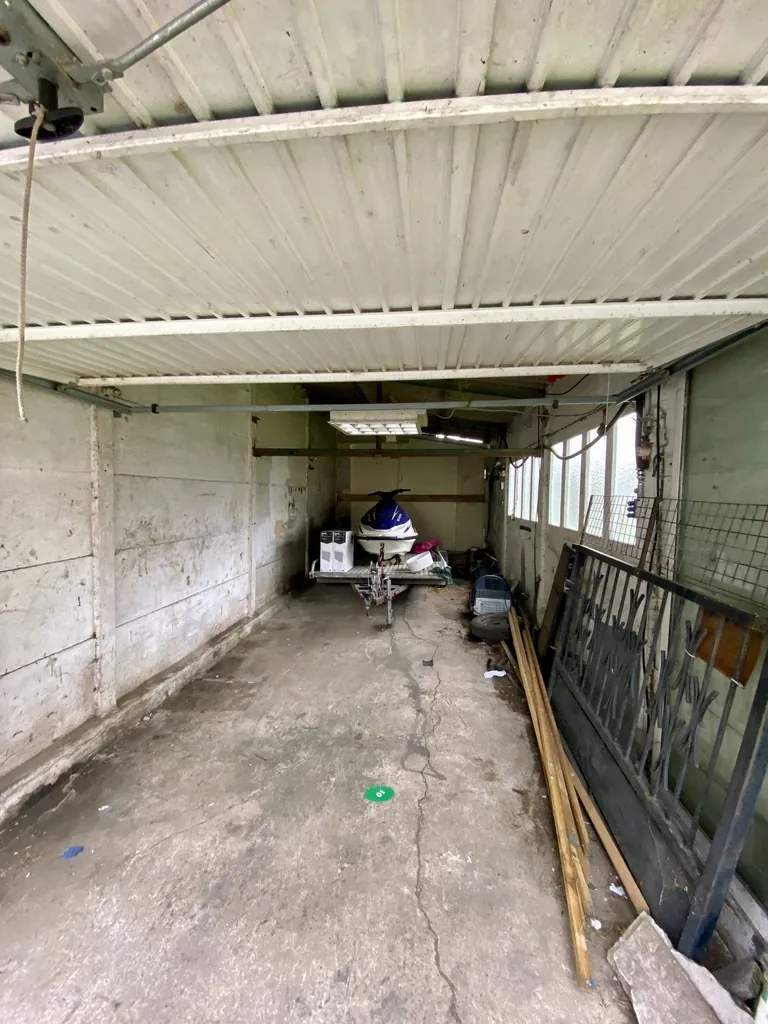 Maison semi-individuelle à Maubeuge avec garage et terrain à rénover 
