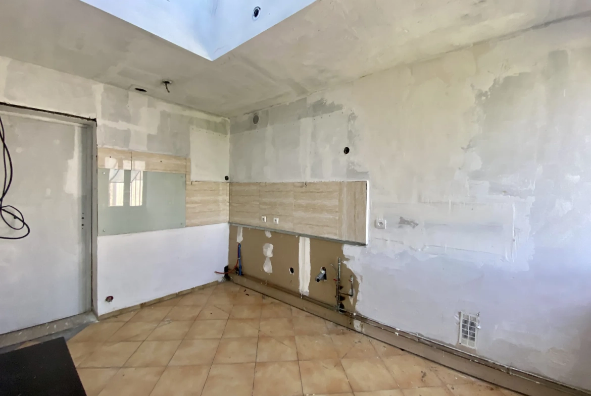 Maison semi-individuelle à Maubeuge avec garage et terrain à rénover 