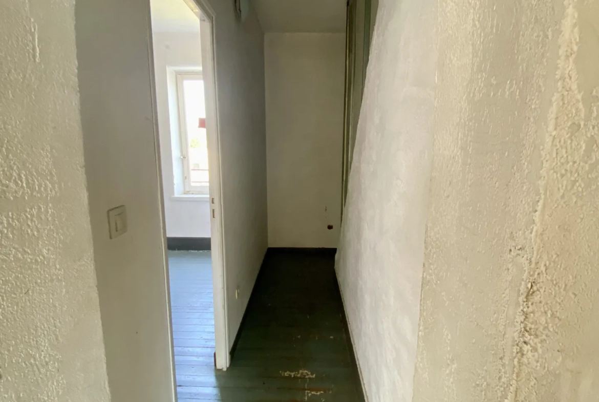Maison semi-individuelle à Maubeuge avec garage et terrain à rénover 