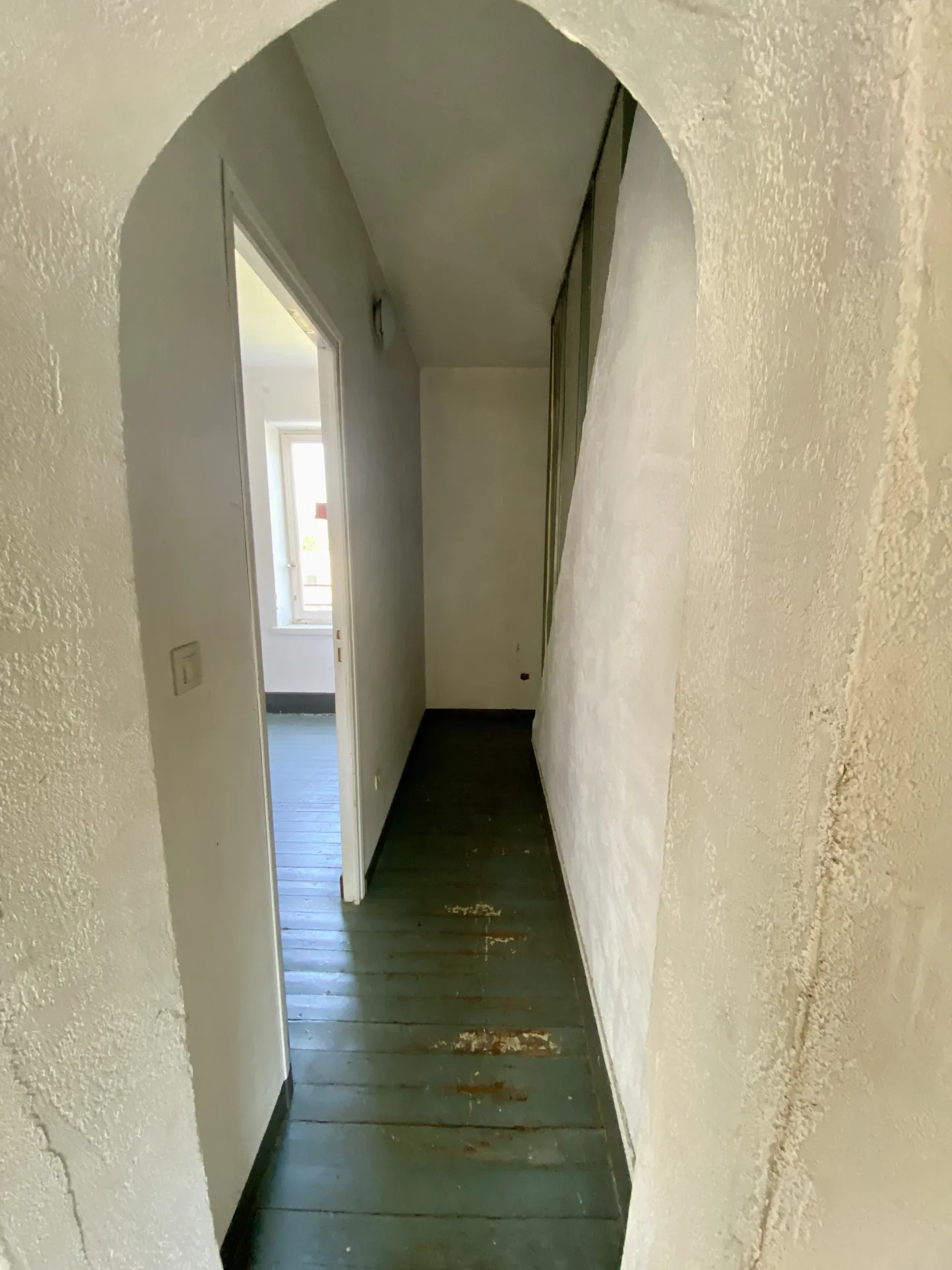 Maison semi-individuelle à Maubeuge avec garage et terrain à rénover 