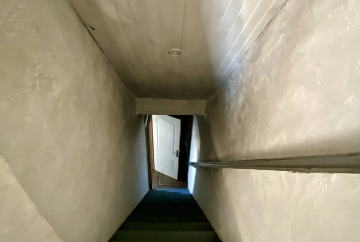 Maison semi-individuelle à Maubeuge avec garage et terrain à rénover 