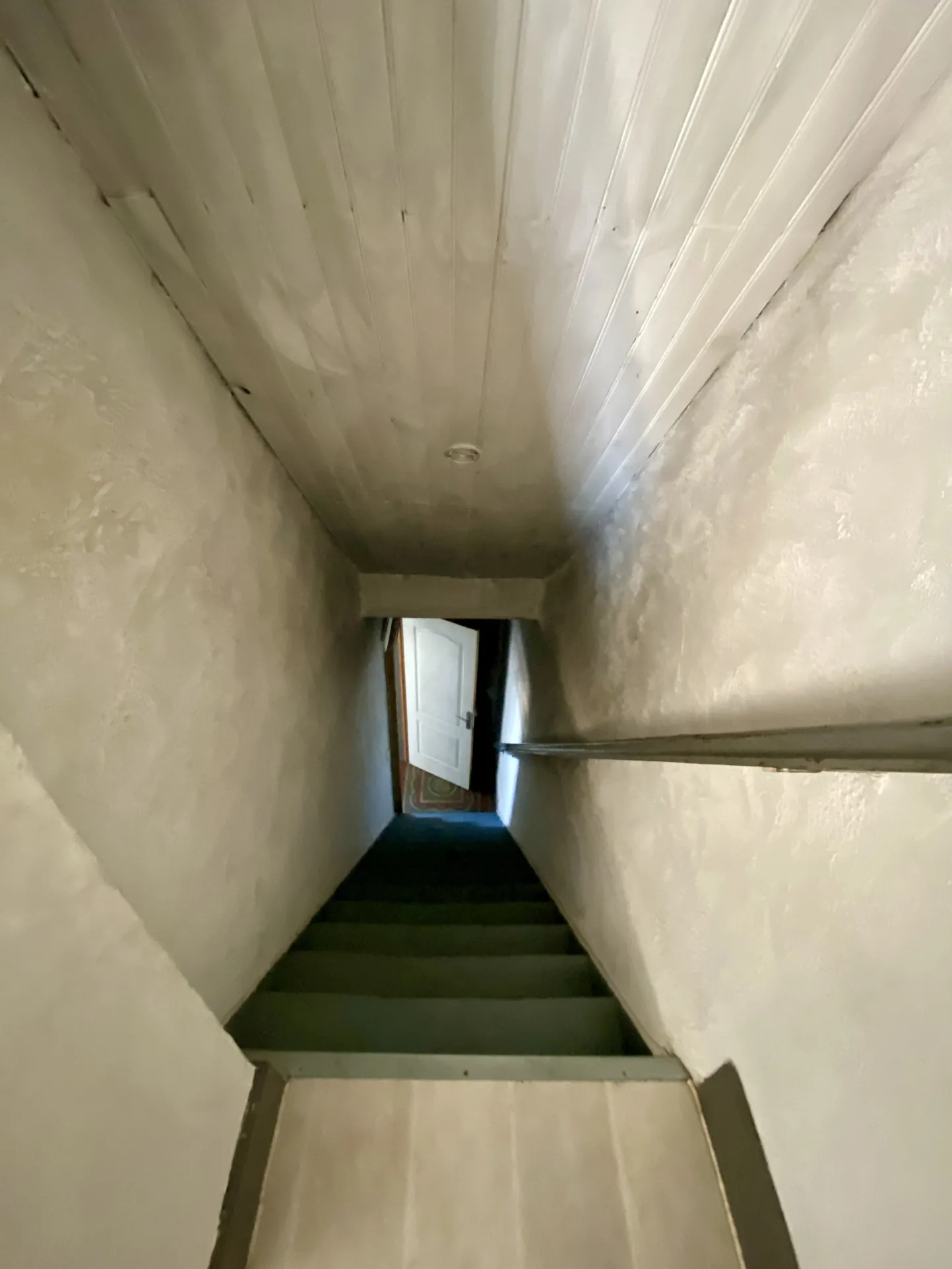 Maison semi-individuelle à Maubeuge avec garage et terrain à rénover 