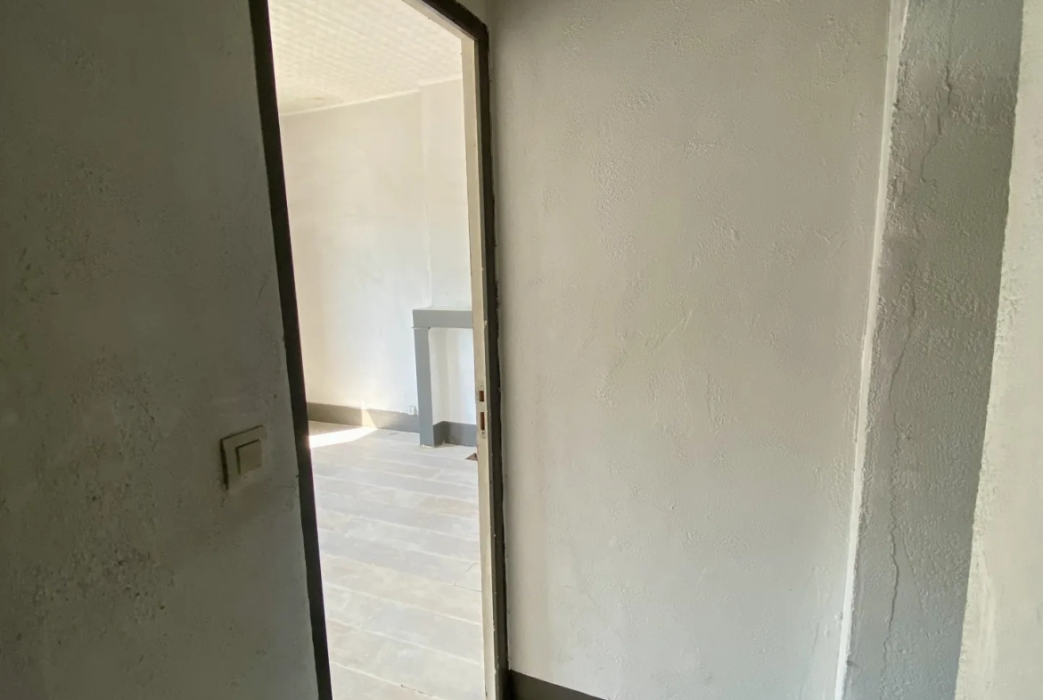 Maison semi-individuelle à Maubeuge avec garage et terrain à rénover 