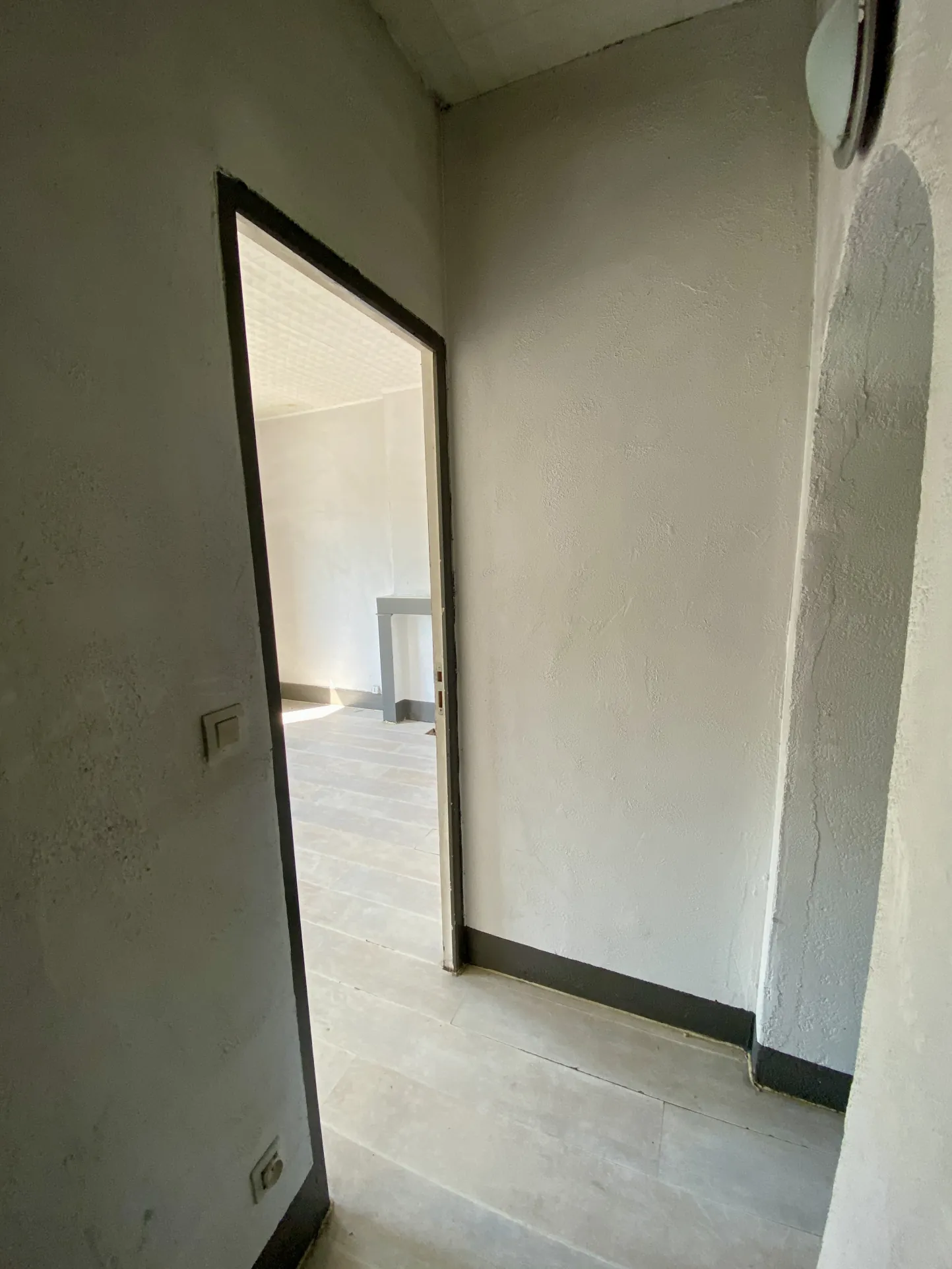 Maison semi-individuelle à Maubeuge avec garage et terrain à rénover 