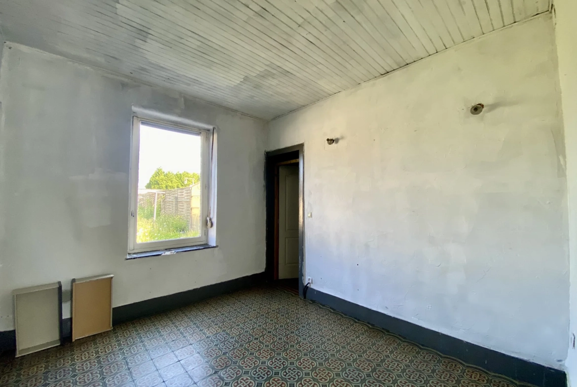 Maison semi-individuelle à Maubeuge avec garage et terrain à rénover 