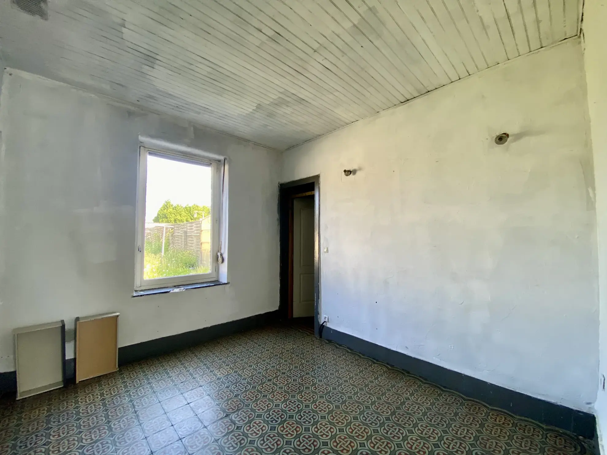 Maison semi-individuelle à Maubeuge avec garage et terrain à rénover 