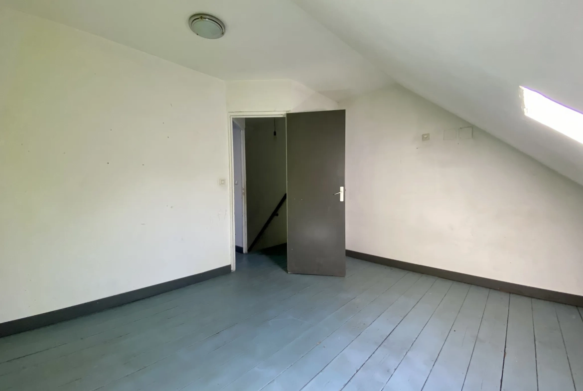 Maison semi-individuelle à Maubeuge avec garage et terrain à rénover 