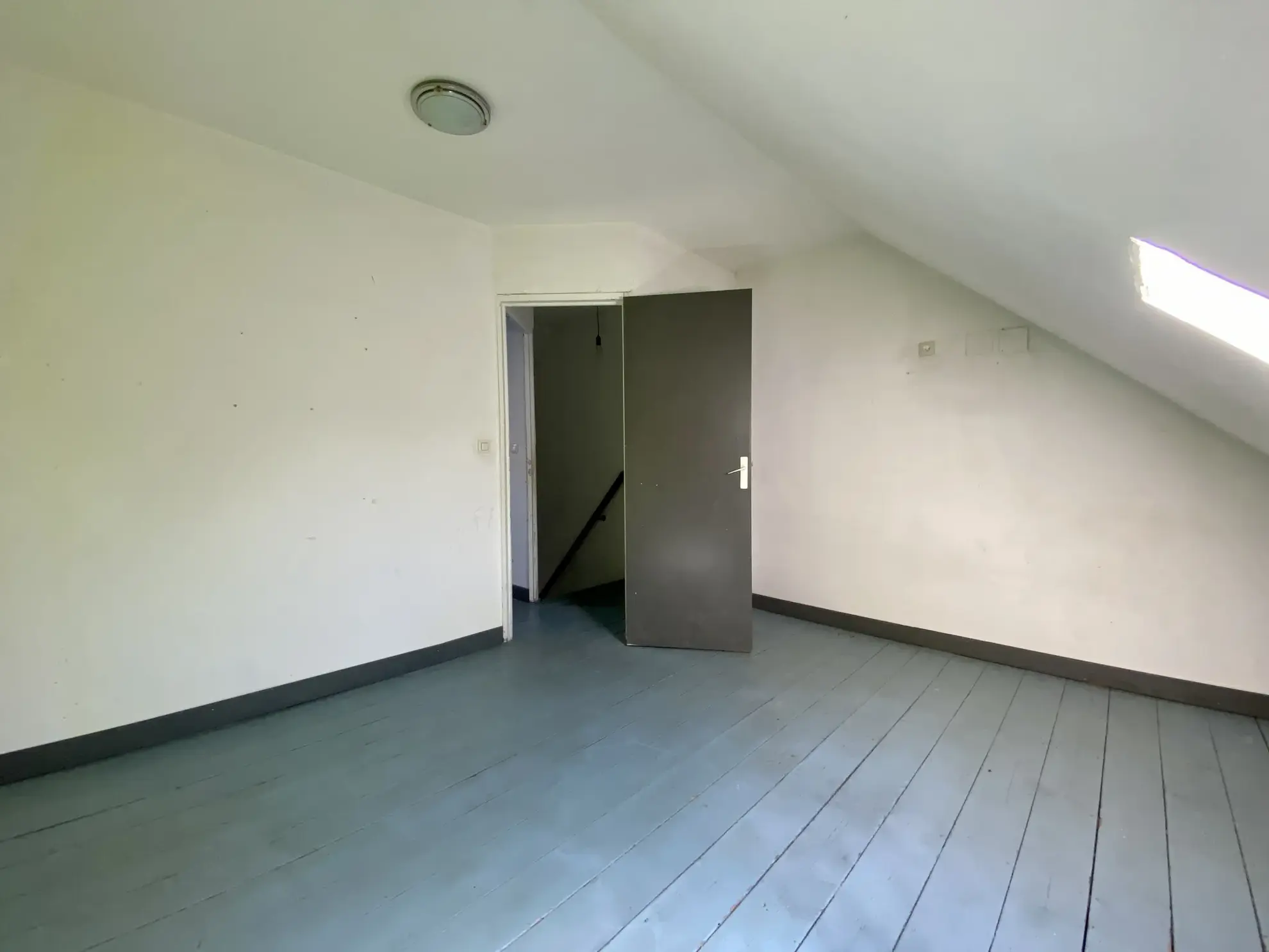 Maison semi-individuelle à Maubeuge avec garage et terrain à rénover 
