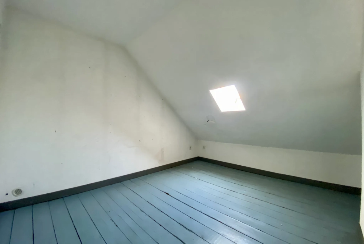 Maison semi-individuelle à Maubeuge avec garage et terrain à rénover 