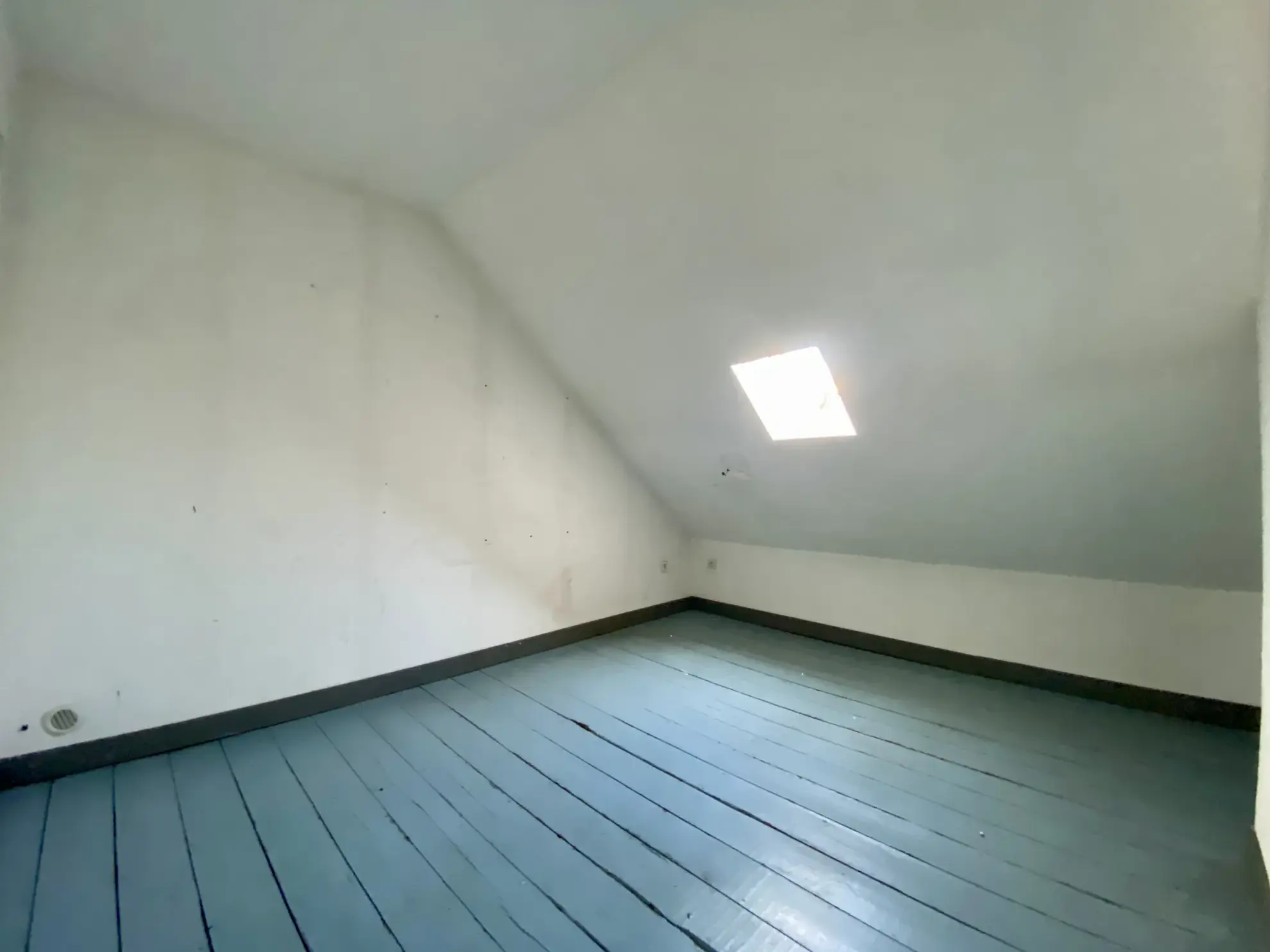Maison semi-individuelle à Maubeuge avec garage et terrain à rénover 