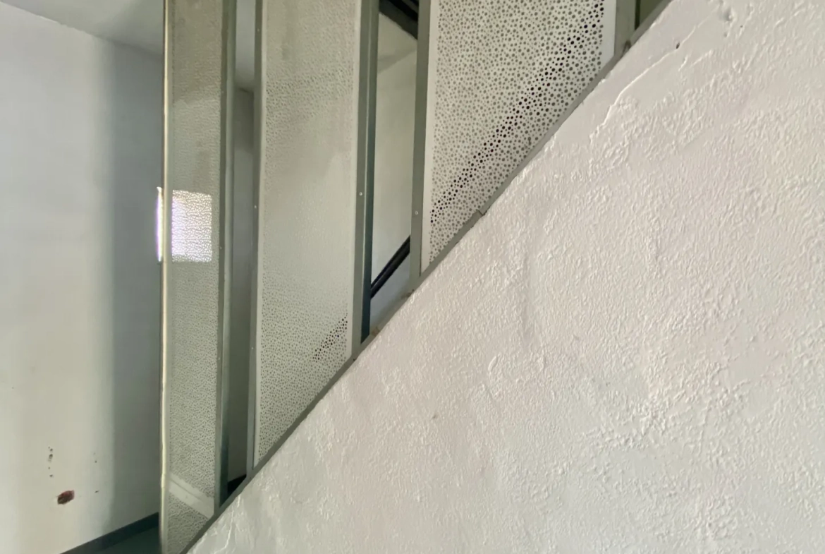 Maison semi-individuelle à Maubeuge avec garage et terrain à rénover 