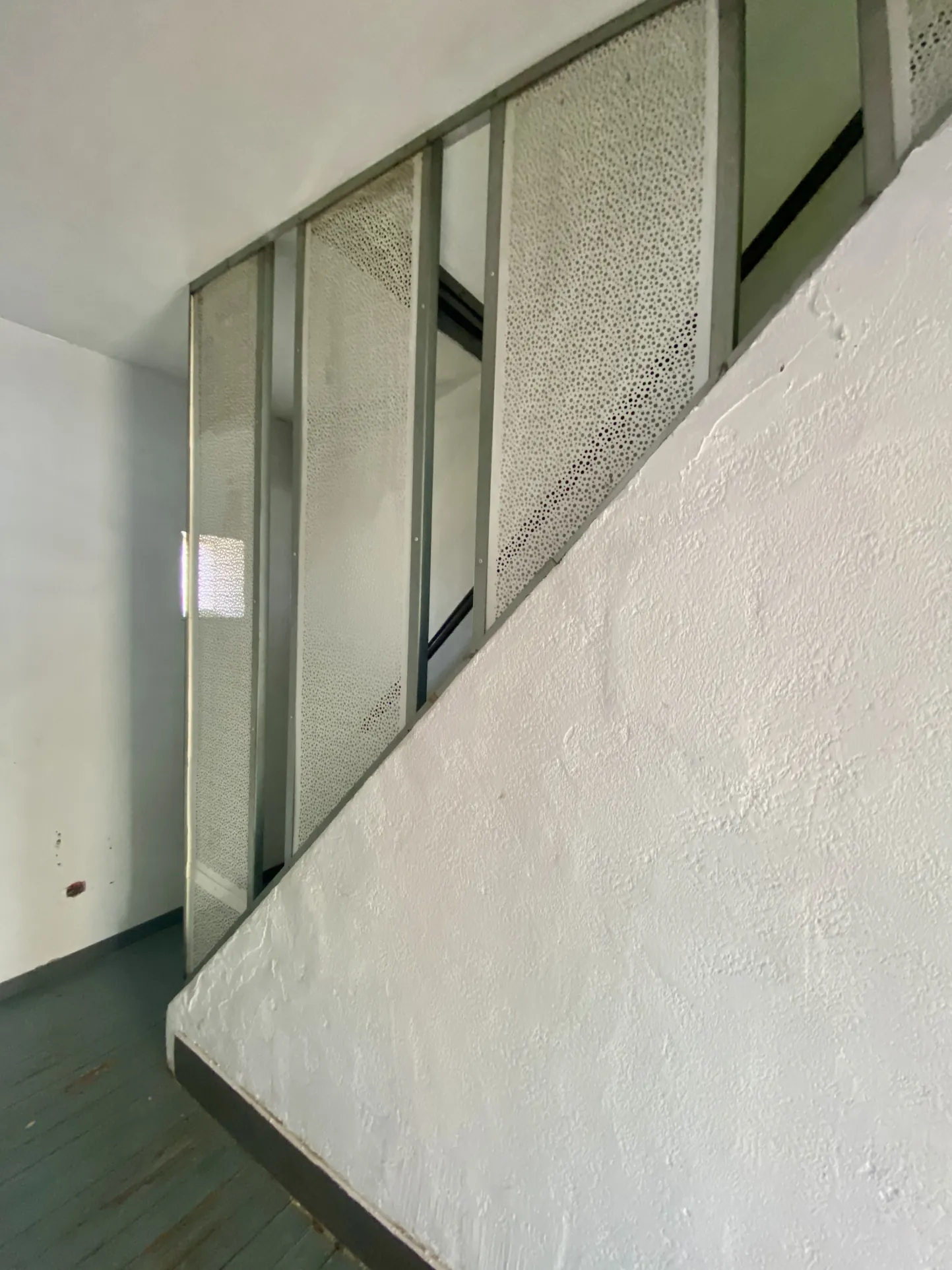Maison semi-individuelle à Maubeuge avec garage et terrain à rénover 