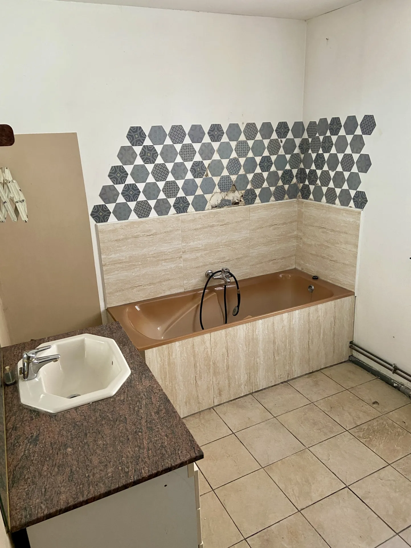Maison semi-individuelle à Maubeuge avec garage et terrain à rénover 